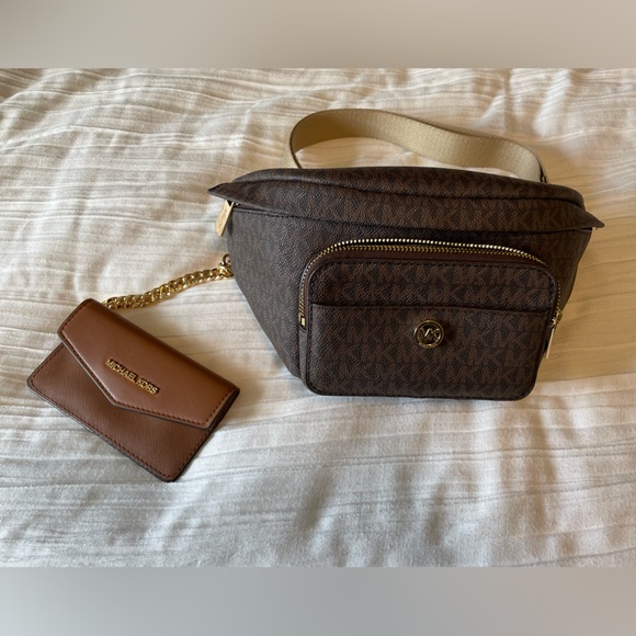 LIKE NEW!! Michael Kors crossbody Fanny pack. Only worn a handful of times. - Picture 3 of 12